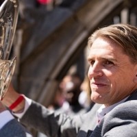 拜仁社媒晒弗罗因德举起沙拉盘照片，祝体育总监48岁生日快乐